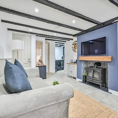 Luxury Couple's Getaway With River Views And Parking *