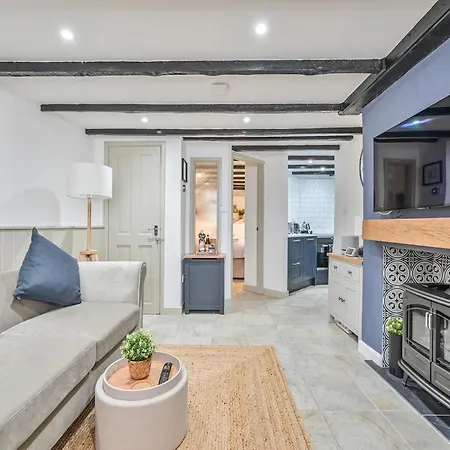 Luxury Couple's Getaway With River Views And Parking *